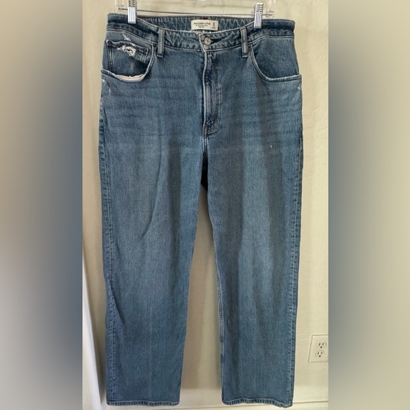 Abercrombie and Fitch The 90’s Relaxed Jean High Rise. Size 32 Long - Picture 1 of 3